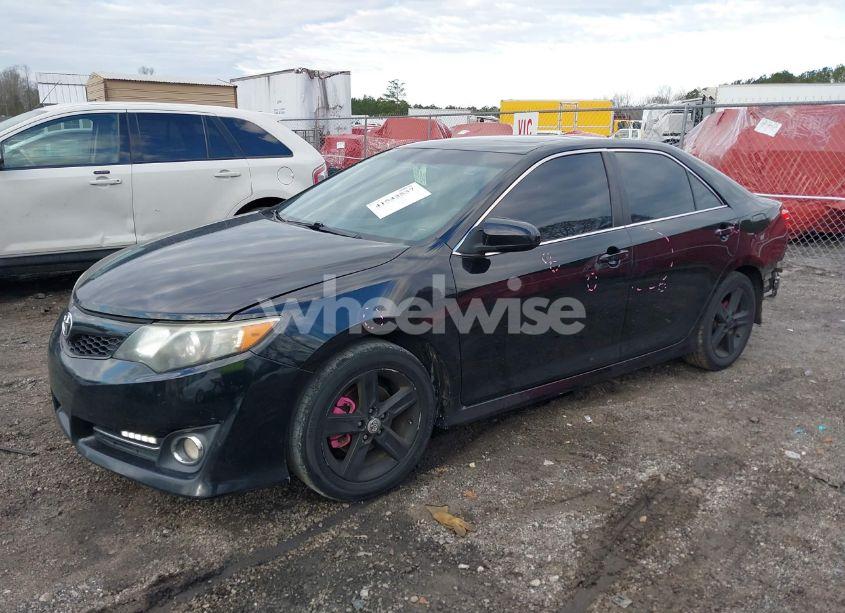 Photo 2 of 2014 Toyota Camry SE (VIN 4T1BF1FK3EU834071)
