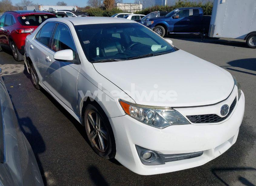 2014 Toyota Camry SE (VIN 4T1BF1FK3EU840551) main photo