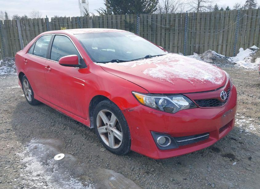2014 Toyota Camry SE (VIN 4T1BF1FK3EU842798) main photo