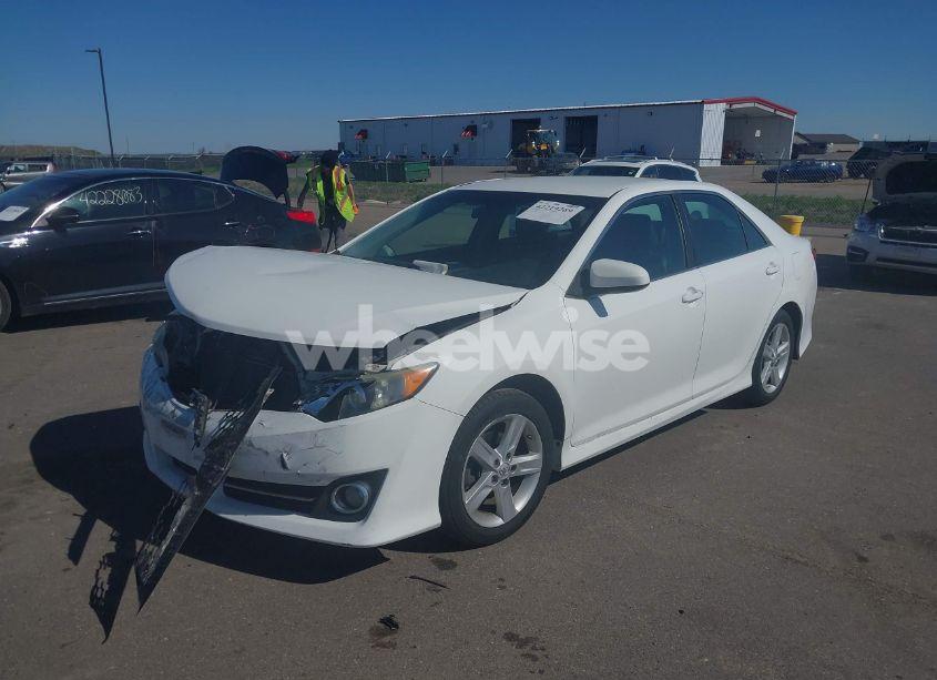 Photo 2 of 2014 Toyota Camry SE (VIN 4T1BF1FK3EU862971)