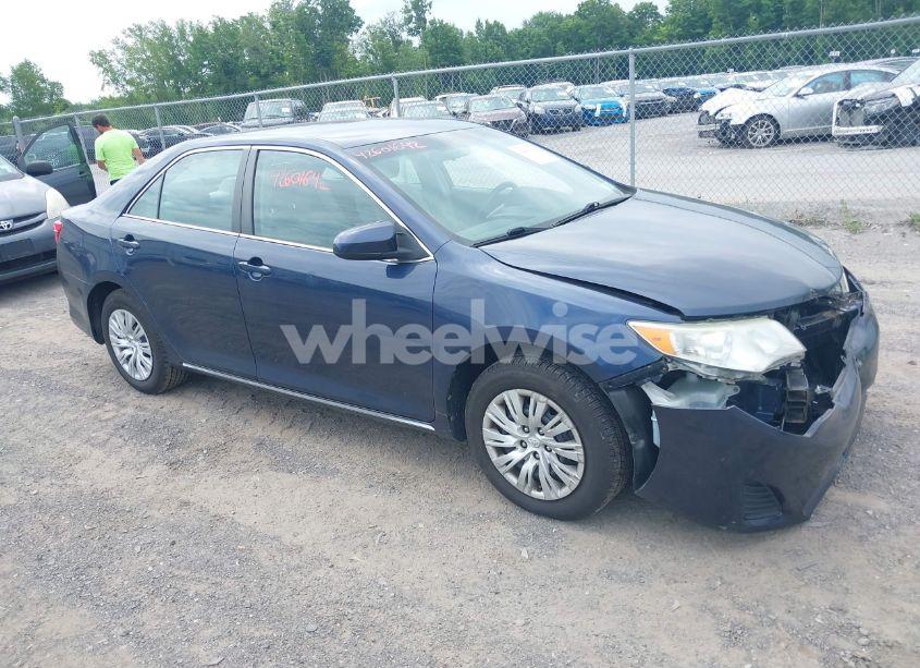 2014 Toyota Camry LE (VIN 4T1BF1FK3EU863649) main photo