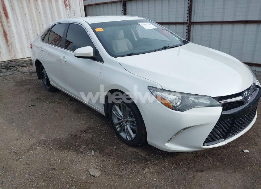 2015 Toyota Camry SE (VIN 4T1BF1FK3FU040687) main photo