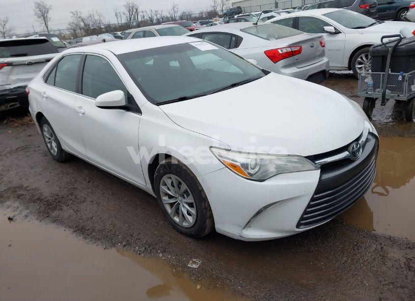 2015 Toyota Camry LE (VIN 4T1BF1FK3FU041404) main photo