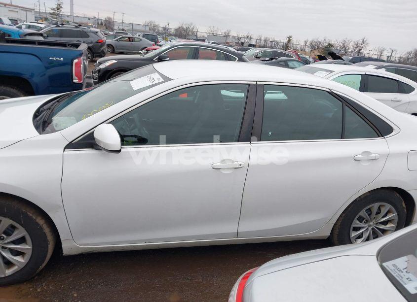 Photo 14 of 2015 Toyota Camry LE (VIN 4T1BF1FK3FU041404)