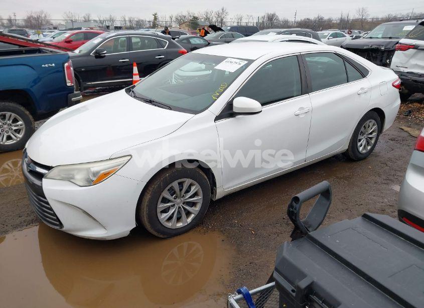 Photo 2 of 2015 Toyota Camry LE (VIN 4T1BF1FK3FU041404)
