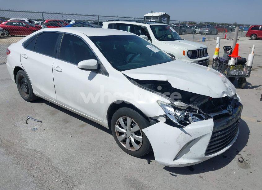 2015 Toyota Camry LE (VIN 4T1BF1FK3FU043251) main photo