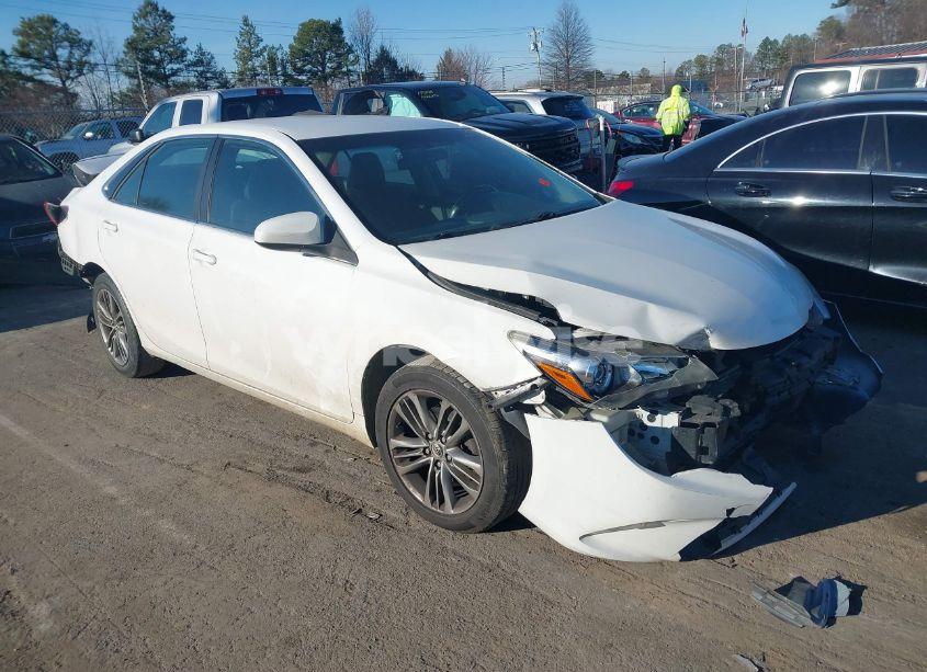 2015 Toyota Camry SE (VIN 4T1BF1FK3FU072605) main photo