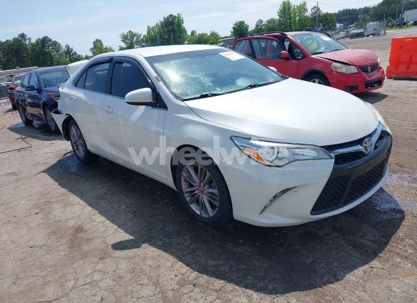2015 Toyota Camry SE (VIN 4T1BF1FK3FU079182) main photo