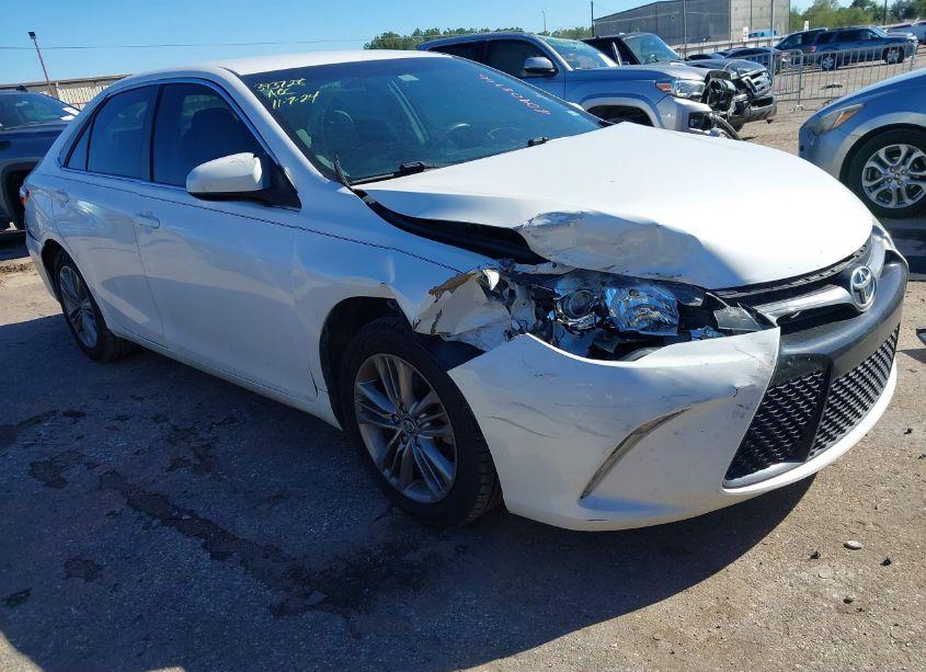 2015 Toyota Camry SE (VIN 4T1BF1FK3FU084785) main photo