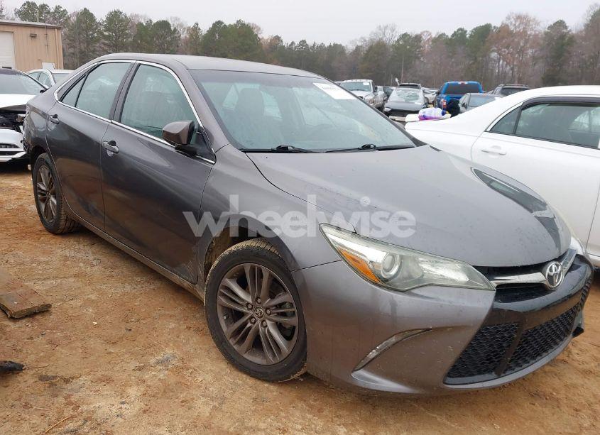 2015 Toyota Camry SE (VIN 4T1BF1FK3FU085130) main photo