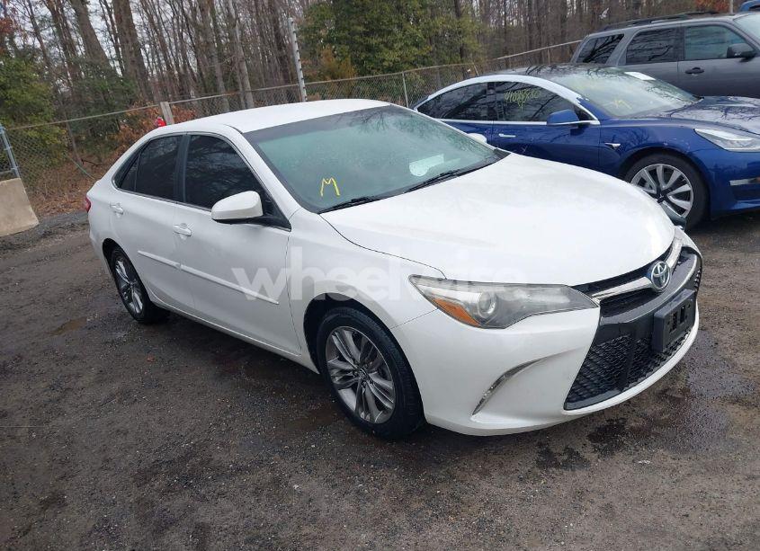2015 Toyota Camry SE (VIN 4T1BF1FK3FU088531) main photo