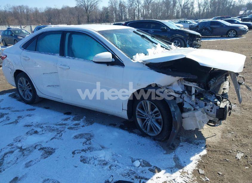 2015 Toyota Camry SE (VIN 4T1BF1FK3FU092904) main photo