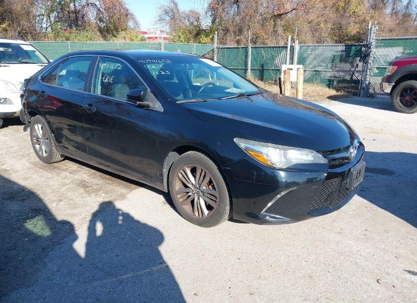 2015 Toyota Camry SE (VIN 4T1BF1FK3FU105778) main photo