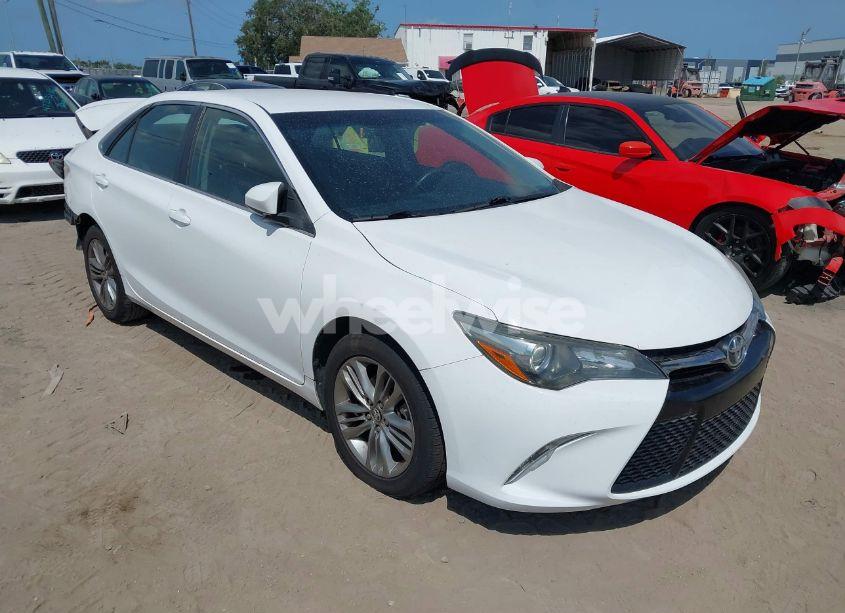 2015 Toyota Camry SE (VIN 4T1BF1FK3FU115405) main photo