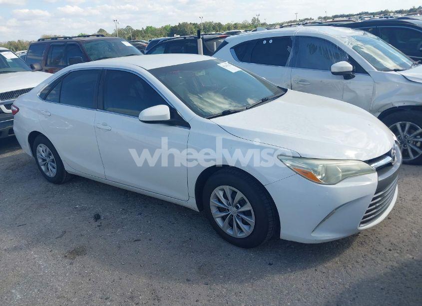 2015 Toyota Camry LE (VIN 4T1BF1FK3FU904069) main photo