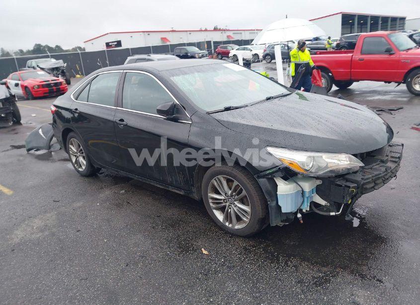 2015 Toyota Camry SE (VIN 4T1BF1FK3FU929960) main photo
