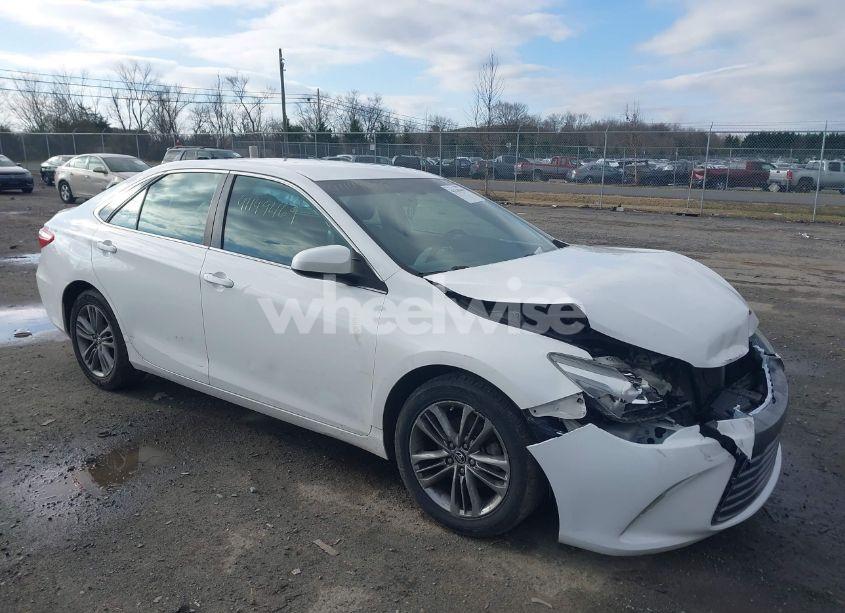 2015 Toyota Camry SE (VIN 4T1BF1FK3FU947889) main photo