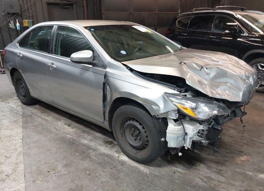 2015 Toyota Camry LE (VIN 4T1BF1FK3FU992833) main photo