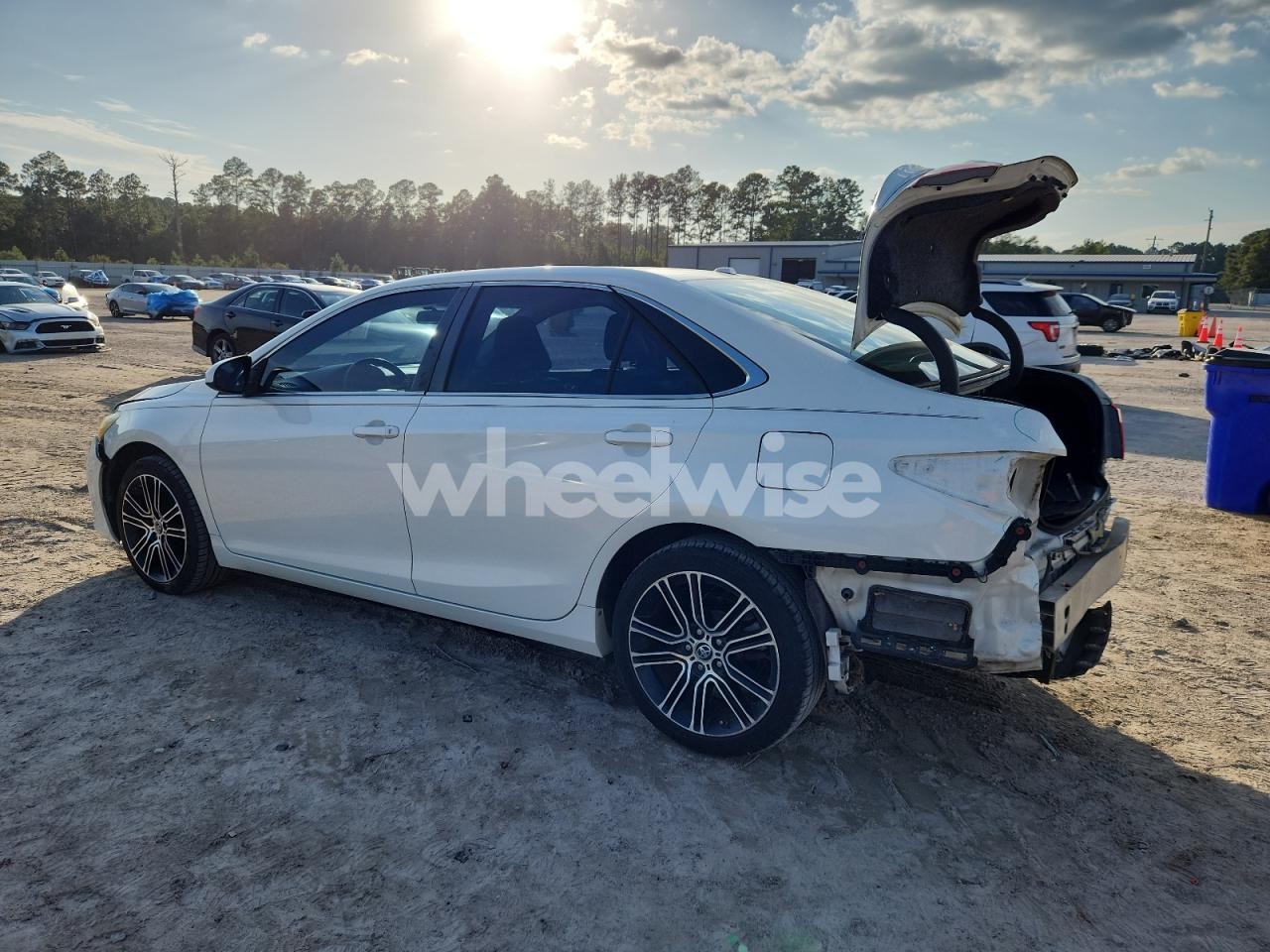 Photo 2 of 2016 TOYOTA CAMRY LE (VIN 4T1BF1FK3GU143402)