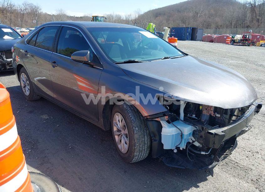 2016 Toyota Camry LE (VIN 4T1BF1FK3GU169062) main photo