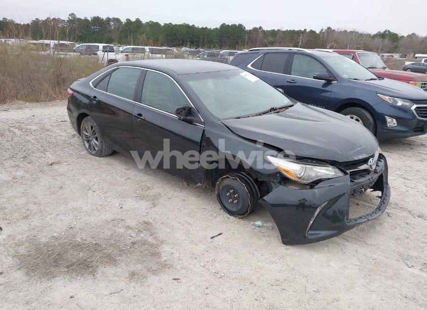 2017 Toyota Camry SE (VIN 4T1BF1FK3HU313047) main photo