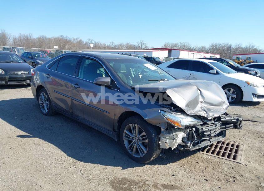 2017 Toyota Camry SE (VIN 4T1BF1FK3HU424732) main photo