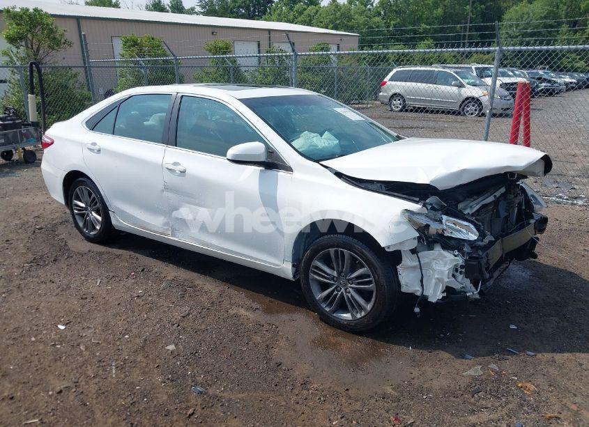 2017 Toyota Camry LE (VIN 4T1BF1FK3HU630245) main photo