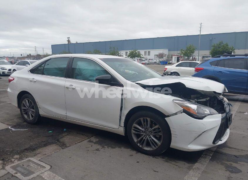 2017 Toyota Camry SE (VIN 4T1BF1FK3HU652701) main photo