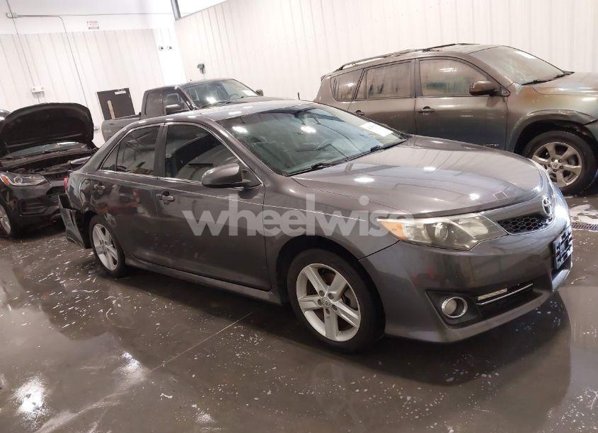 2013 Toyota Camry L/LE/SE/XLE (VIN 4T1BF1FK4DU657674) main photo