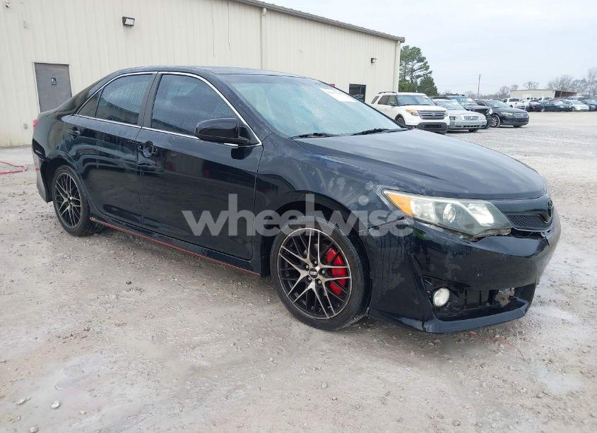 2014 Toyota Camry SE (VIN 4T1BF1FK4EU303980) main photo