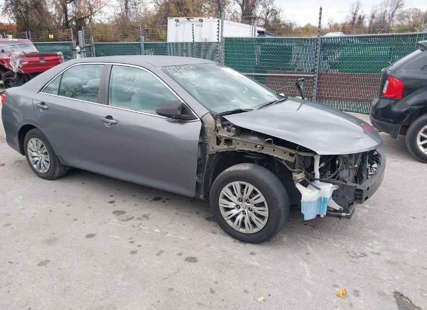 2014 Toyota Camry LE (VIN 4T1BF1FK4EU331925) main photo