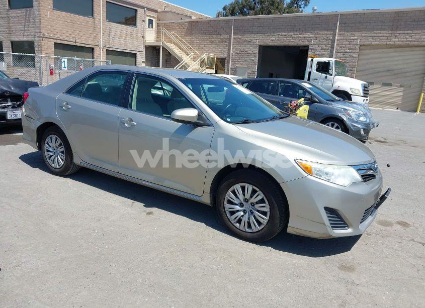2014 Toyota Camry LE (VIN 4T1BF1FK4EU343671) main photo