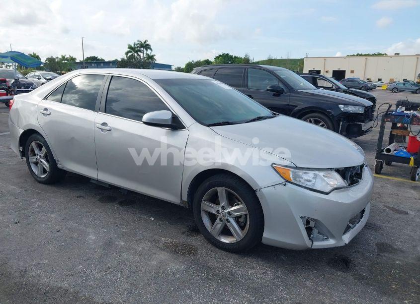 2014 Toyota Camry SE (VIN 4T1BF1FK4EU346120) main photo