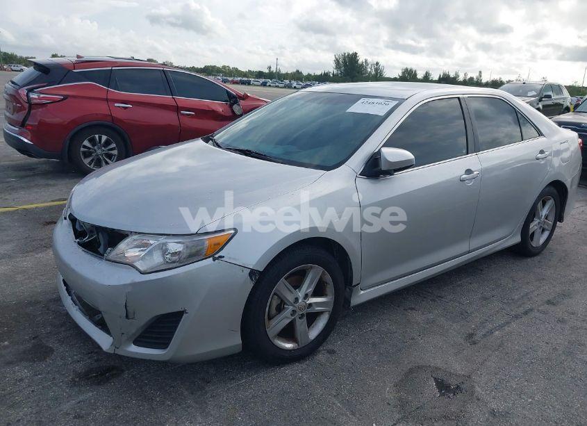 Photo 2 of 2014 Toyota Camry SE (VIN 4T1BF1FK4EU346120)