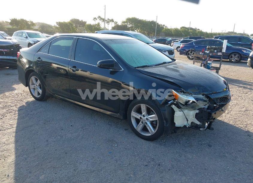2014 Toyota Camry SE (VIN 4T1BF1FK4EU348787) main photo