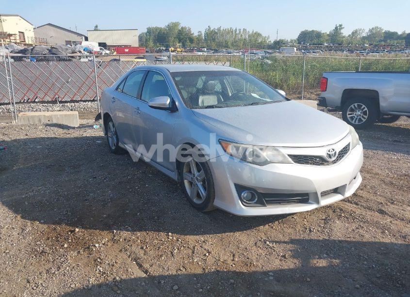 2014 Toyota Camry SE (VIN 4T1BF1FK4EU373057) main photo