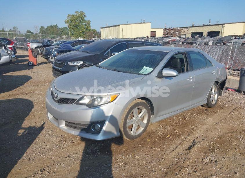 Photo 2 of 2014 Toyota Camry SE (VIN 4T1BF1FK4EU373057)