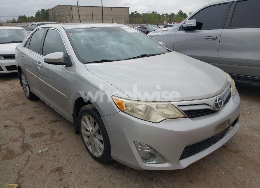 2014 Toyota Camry XLE (VIN 4T1BF1FK4EU387881) main photo