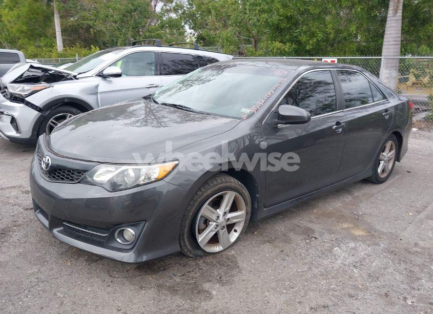 Photo 2 of 2014 Toyota Camry SE (VIN 4T1BF1FK4EU393132)