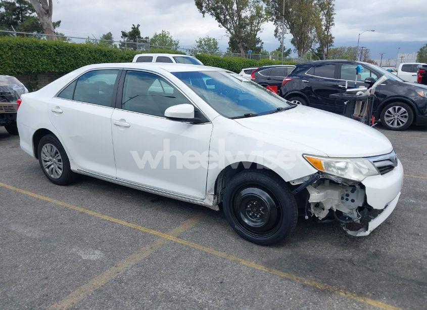 2014 Toyota Camry LE (VIN 4T1BF1FK4EU403013) main photo