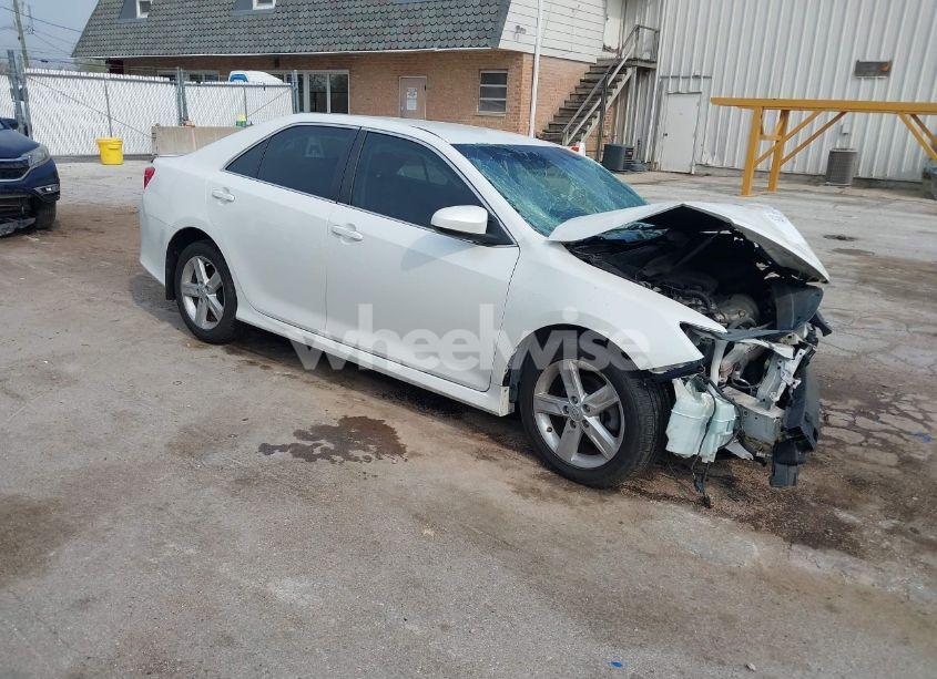 2014 Toyota Camry SE (VIN 4T1BF1FK4EU405778) main photo