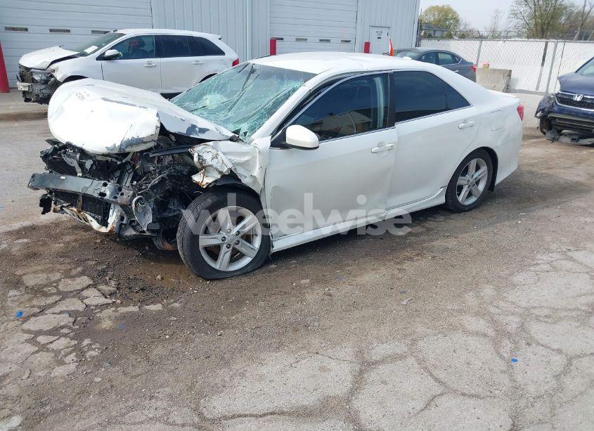 Photo 2 of 2014 Toyota Camry SE (VIN 4T1BF1FK4EU405778)