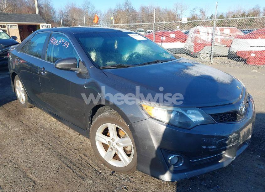 2014 Toyota Camry SE (VIN 4T1BF1FK4EU416585) main photo