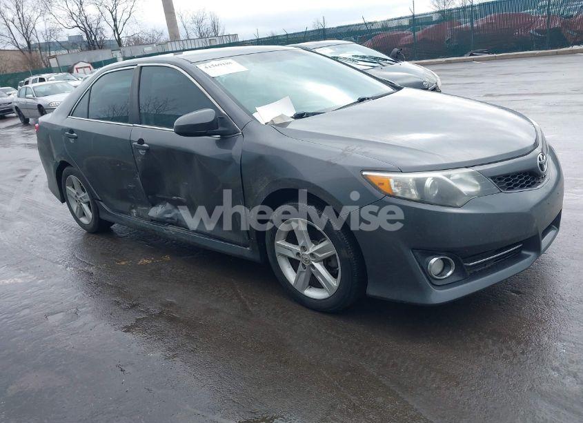 2014 Toyota Camry SE (VIN 4T1BF1FK4EU439574) main photo