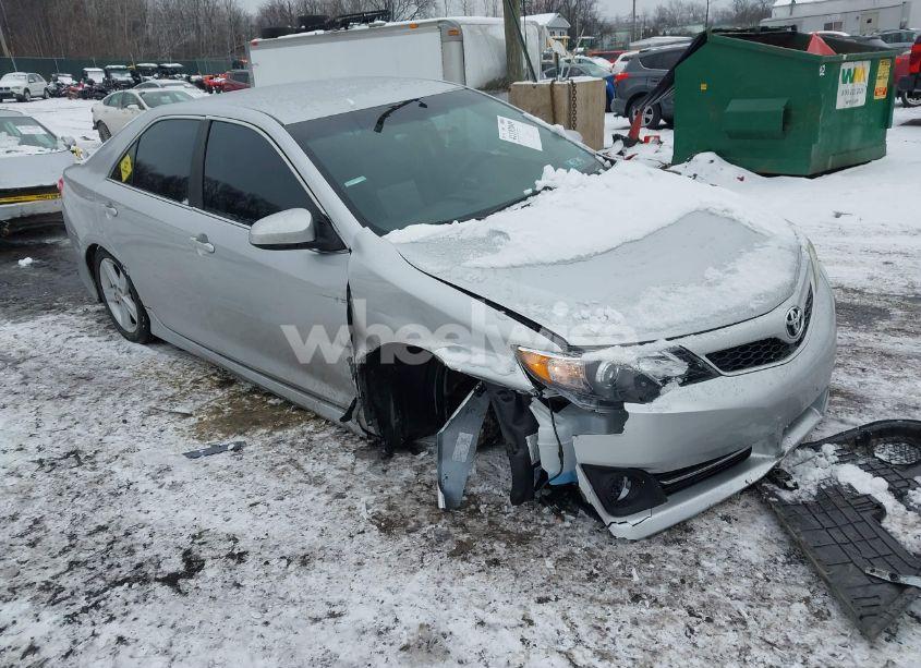 2014 Toyota Camry SE (VIN 4T1BF1FK4EU441860) main photo