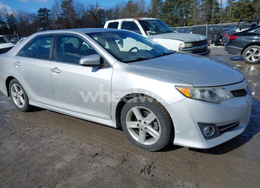 2014 Toyota Camry SE (VIN 4T1BF1FK4EU449747) main photo