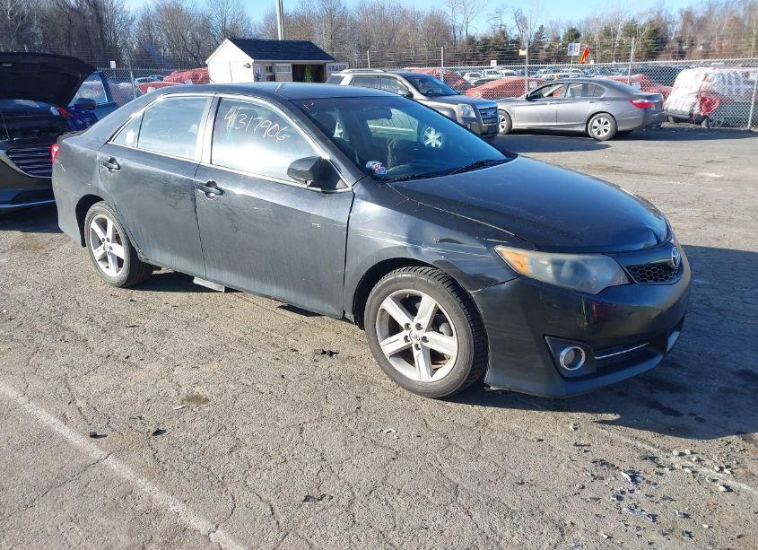2014 Toyota Camry SE (VIN 4T1BF1FK4EU752205) main photo