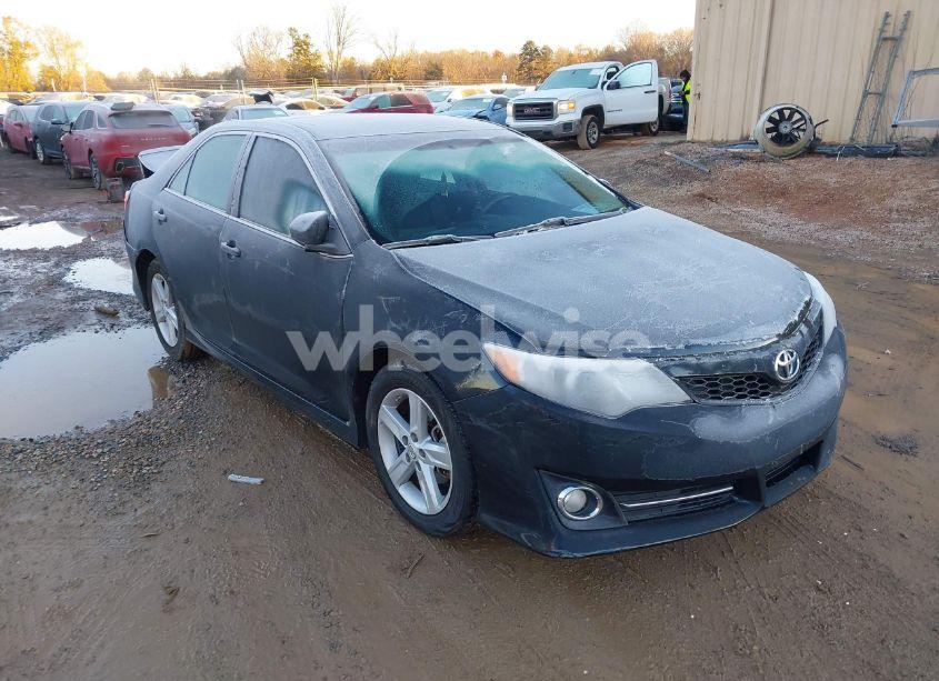 2014 Toyota Camry SE (VIN 4T1BF1FK4EU753757) main photo