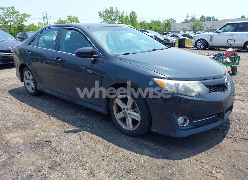 2014 Toyota Camry SE (VIN 4T1BF1FK4EU772356) main photo