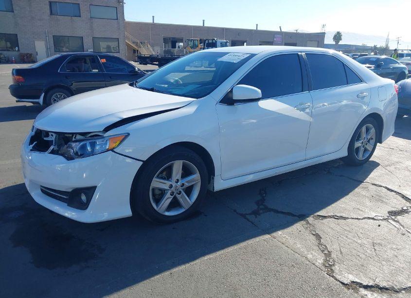 Photo 2 of 2014 Toyota Camry SE (VIN 4T1BF1FK4EU796995)